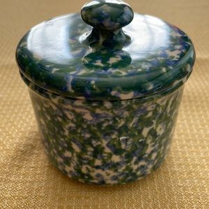 Gerald Henn beautiful blue-green sponge ware crock with lid.  🎊2 for 30. 🎊